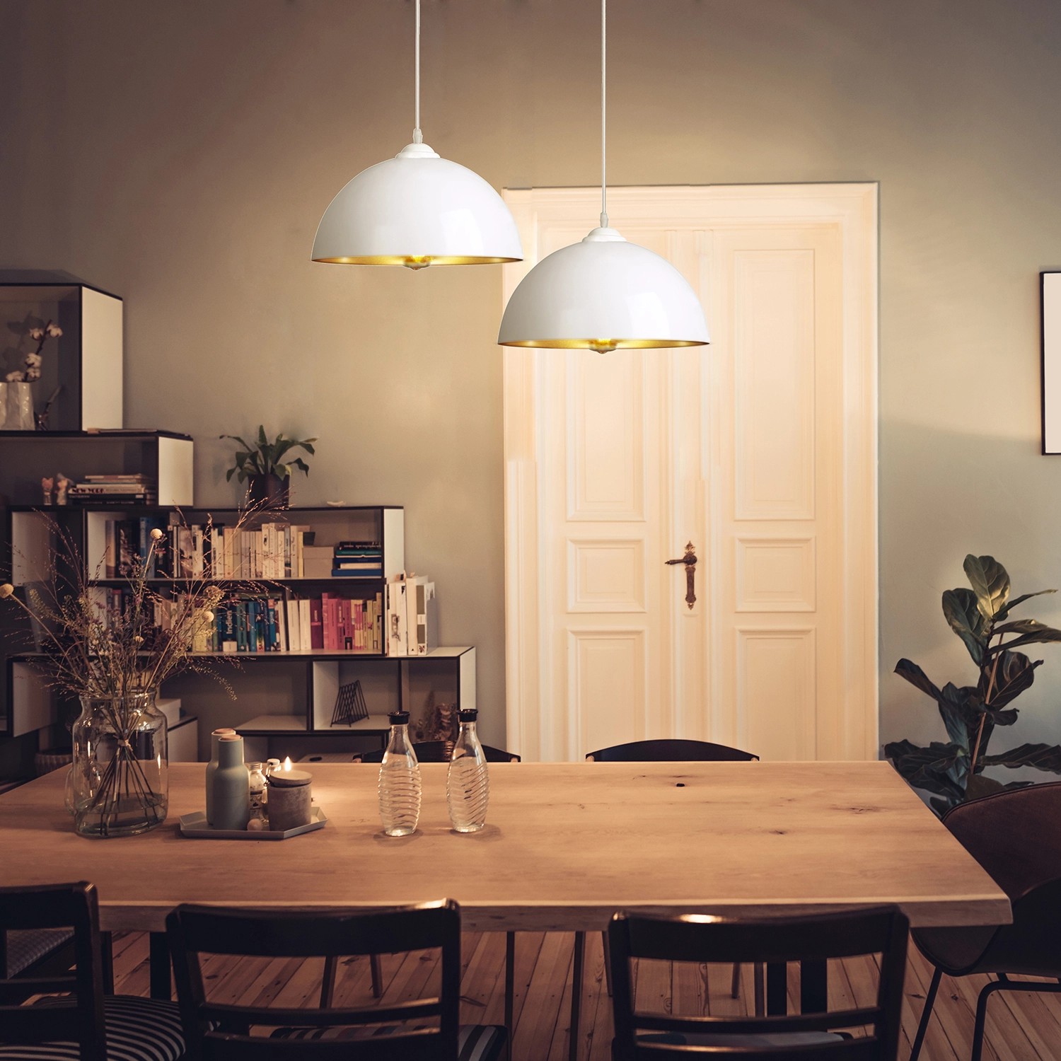 Zwei CCLIFE Hängelampen im Industrial-Stil in Weiß und Kupfer über einem Esstisch.