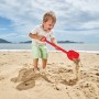 Kind spielt mit roter Hape Schaufel (40 cm) im Sand am Strand.