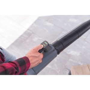 Nahaufnahme eines Al-Ko Akku-Laubbläsers LB 1860 in Benutzung, Fokus auf Turbo-Taste und Akkuanzeige.