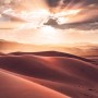 Komar Fototapete Vlies God Rays: Wüstenlandschaft mit Sonnenstrahlen, 200x250 cm.