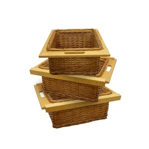 3 braune Weidenkörbe mit Holzrahmen für Buffetschränke, gestapelt.