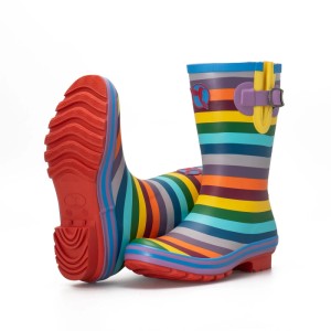 Ein Paar bunte Rouchette Rainbow Halbstiefel mit Regenbogenstreifen, roter Profilsohle. Robuste Gartenbekleidung aus Kautschuk.