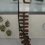 Minka Raumspartreppe Monte Carlo in Walnuss/Schwarz, elegante Innentreppe mit Holzstufen und Metallgeländer.