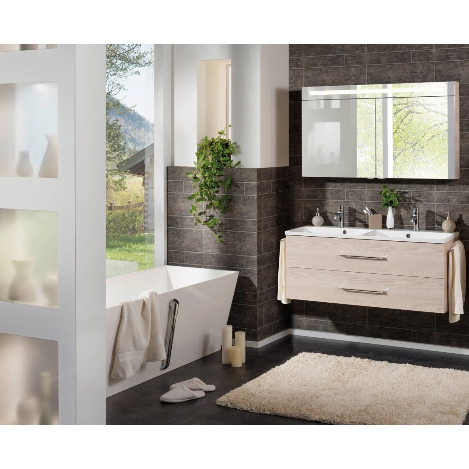 Fackelmann Spiegelschrank B.Clever Alaska Esche 120 cm im Badezimmer mit Waschbecken und Badewanne.