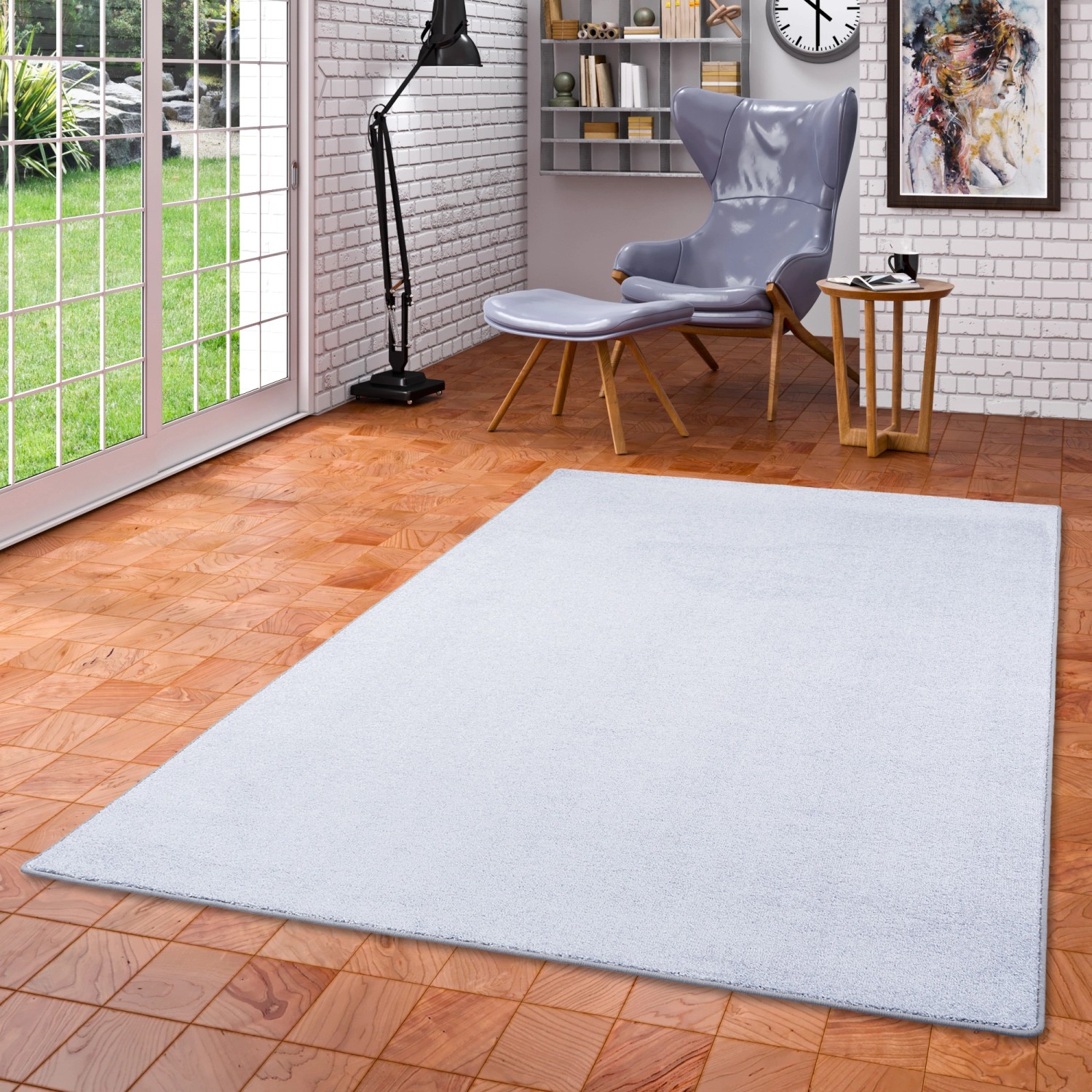 Silbergrauer Snapstyle Teppich Shine Velours (80x200cm) im Wohnraum.