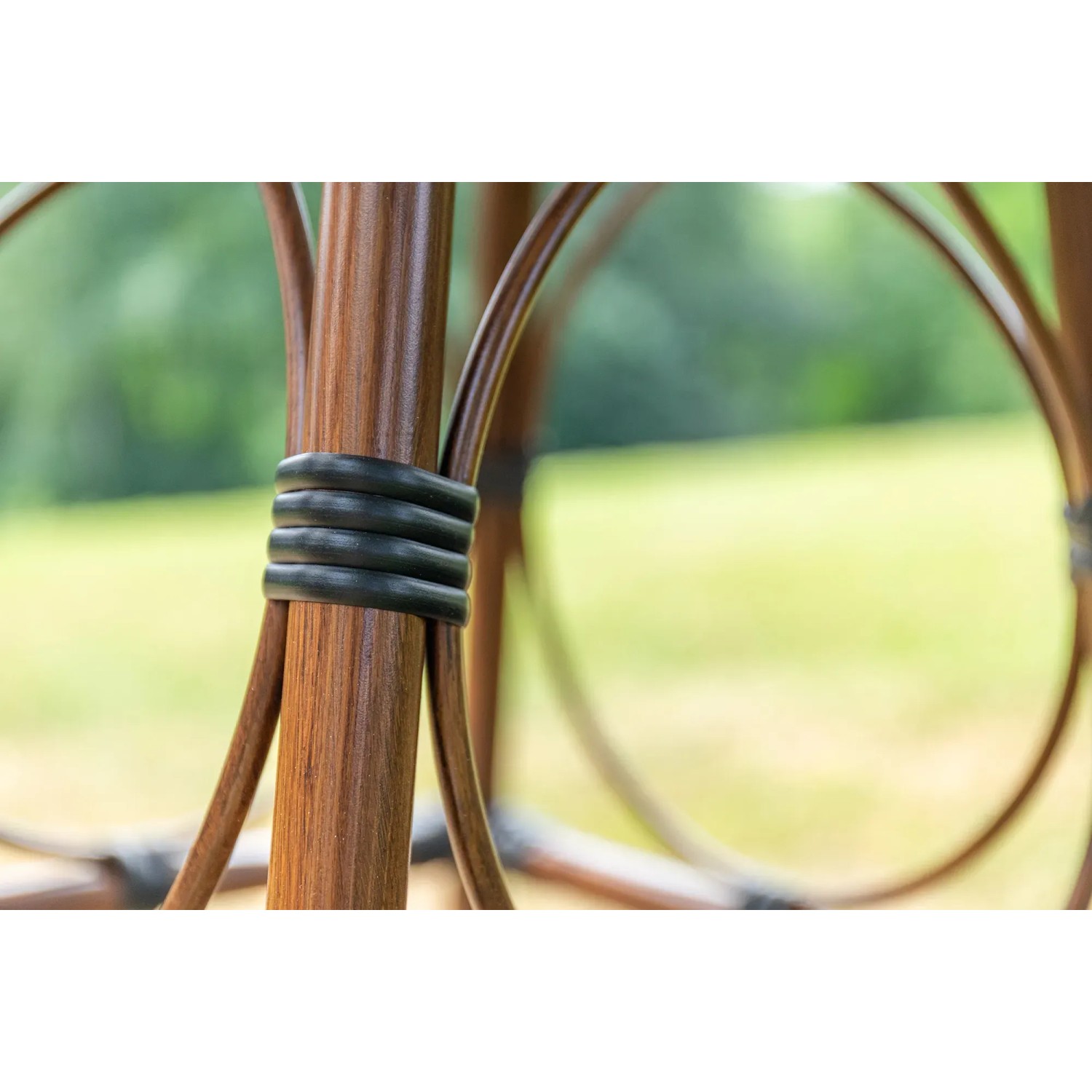Detailaufnahme: Bambus-Optik des Acamp Gartenmöbel-Sets Maui, Sessel und Tisch.