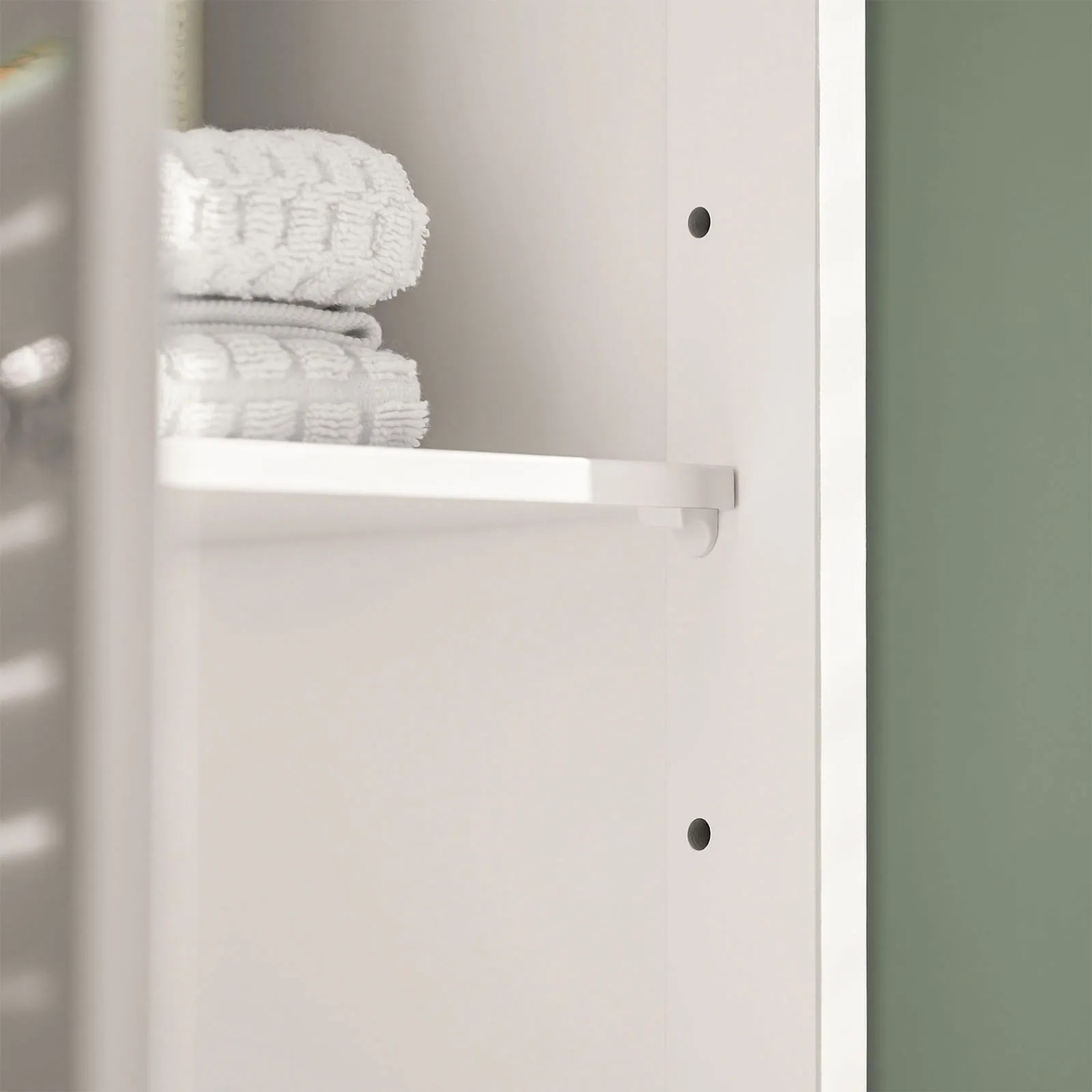 Detailaufnahme: Weißer SoBuy Badschrank mit offenem Fach, Ablage und Handtüchern.