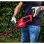 Skil Akku-Heckenschere 0438CA (ohne Akku/Ladegerät) in Nutzung, rot/schwarz, 45 cm Schnittlänge.