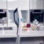 Detailaufnahme: Griff des Leifheit Akku-Saugwischer Regulus Aqua PowerVac Reinigungsgeräts.