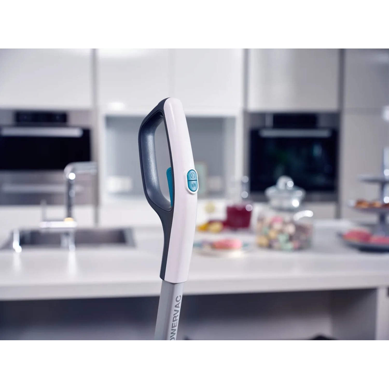 Detailaufnahme: Griff des Leifheit Akku-Saugwischer Regulus Aqua PowerVac Reinigungsgeräts.