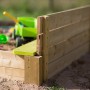 Wendi Toys Sandkasten mit Holzabdeckung und Sitzfläche, aus FSC®-Holz.