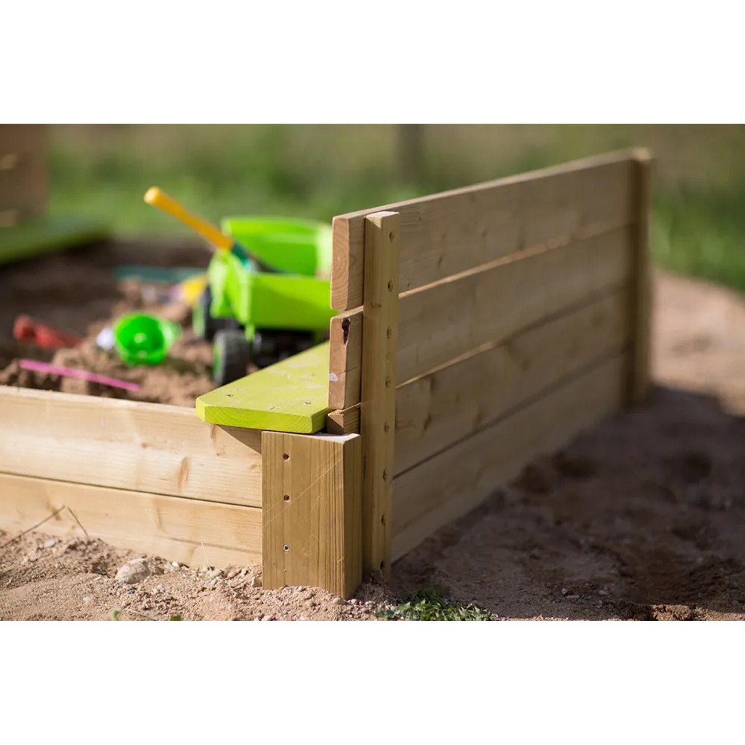 Wendi Toys Sandkasten mit Holzabdeckung und Sitzfläche, aus FSC®-Holz.