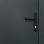 Detailaufnahme: Anthrazitfarbene Stahl-Nebeneingangstür mit Griff und Schloss.