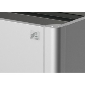 Detailansicht des Biohort Hochbeets aus Metall in Quarzgrau-Metallic. Fokus auf Ecke und Logo.