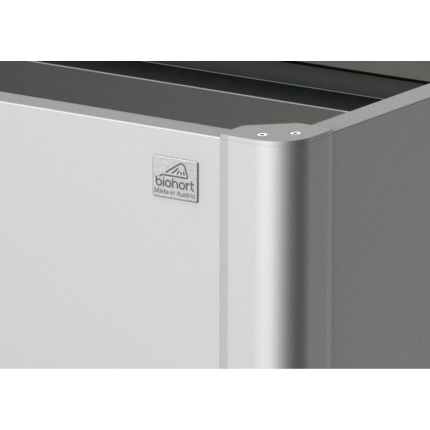 Detailansicht des Biohort Hochbeets aus Metall in Quarzgrau-Metallic. Fokus auf Ecke und Logo.