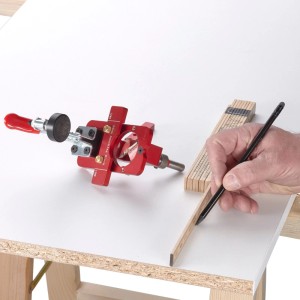 SOTECH ALU Bohrschablone BS-35-T45 mit Forstnerbohrer für Topfscharniere im Einsatz.