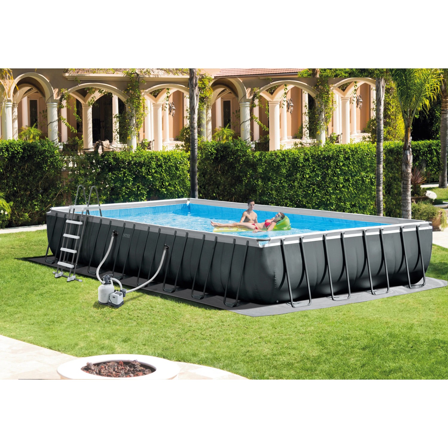 Intex Ultra Quadra XTR Stahlrahmen Pool Set mit Leiter, Filteranlage und Badenden im Garten.