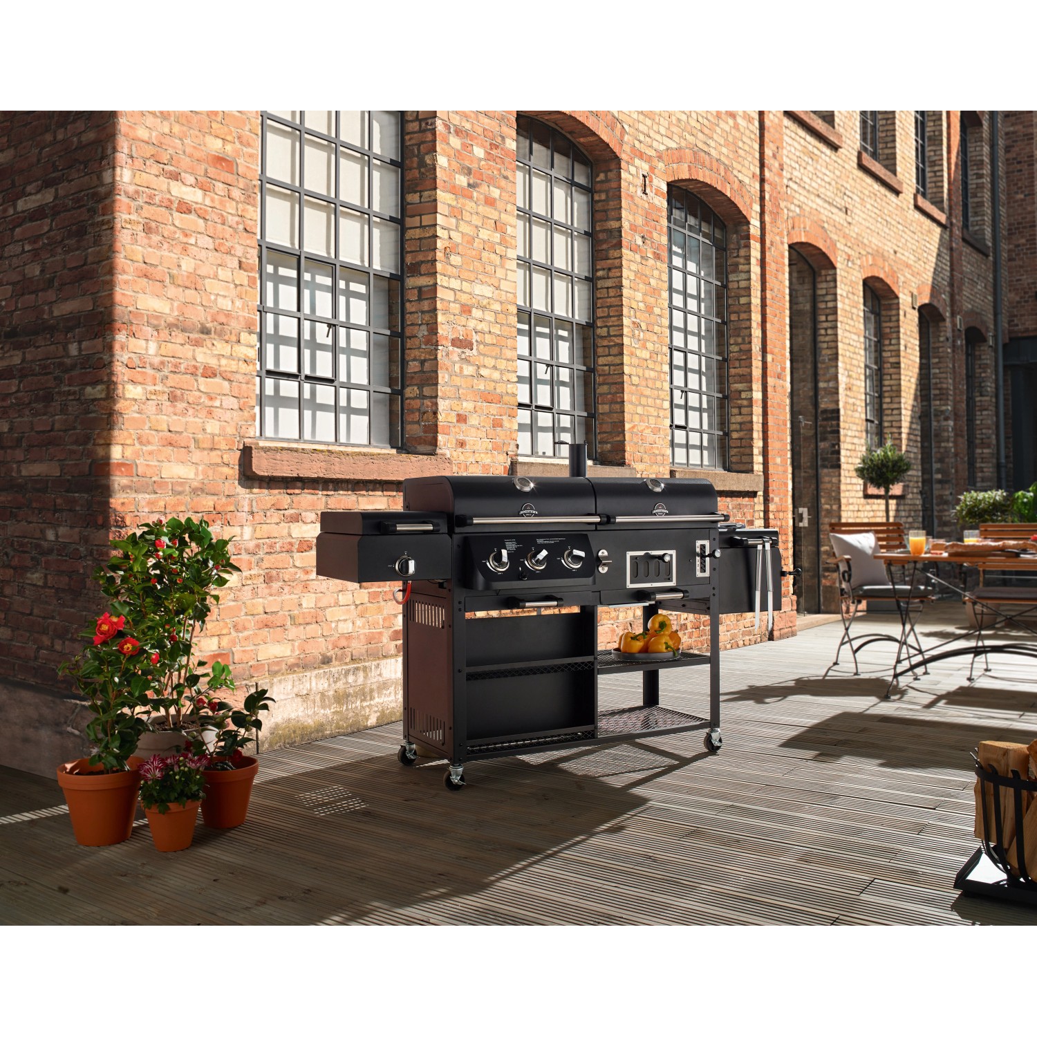 Jamestown Kombigrill Drake: Gas-, Holzkohle- und Smoker-Grill in Schwarz mit Ablageflächen und Rädern.