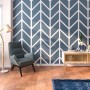 Wohnraum mit Wandfarbe Marineblau von CREATE! by OBI, mit modernem Zickzackmuster.