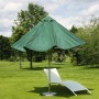 Grüner MCW Sonnenschirm Asti Ø 3m, neigbar, mit Kurbel, auf Rasenfläche. Bietet Schatten im Garten.