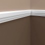 Weiße, flexible PROFHOME Wand- und Friesleiste (200 cm) im Neo-Klassizismus Stil an einer Wand.