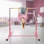 Pinkes, höhenverstellbares Gymnastik Turnreck mit Kind, das kopfüber daran hängt. Faltbares Sportgerät.