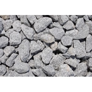 Nahaufnahme von Granitbruch Salz-Pfeffer, Körnung 25-50 mm, ideal für Garten- und Landschaftsbau.