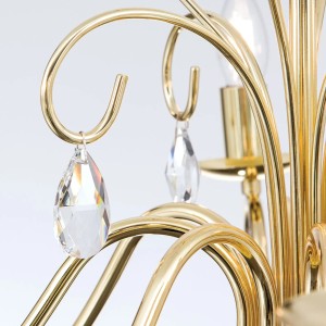 Detailaufnahme: Goldener Kristall-Kronleuchter Alessia von Orion Leuchten mit funkelnden Kristallanhängern.