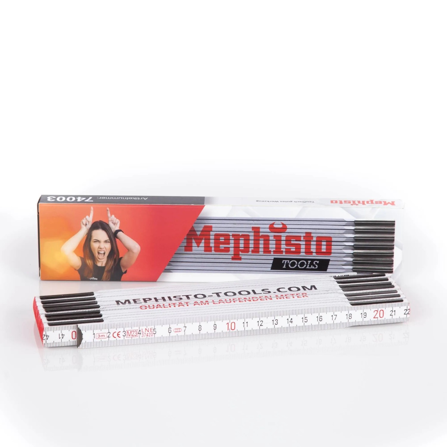 Mephisto Zollstock: Klappbarer Meterstab mit roter Markierung und Logo auf weißem Grund.