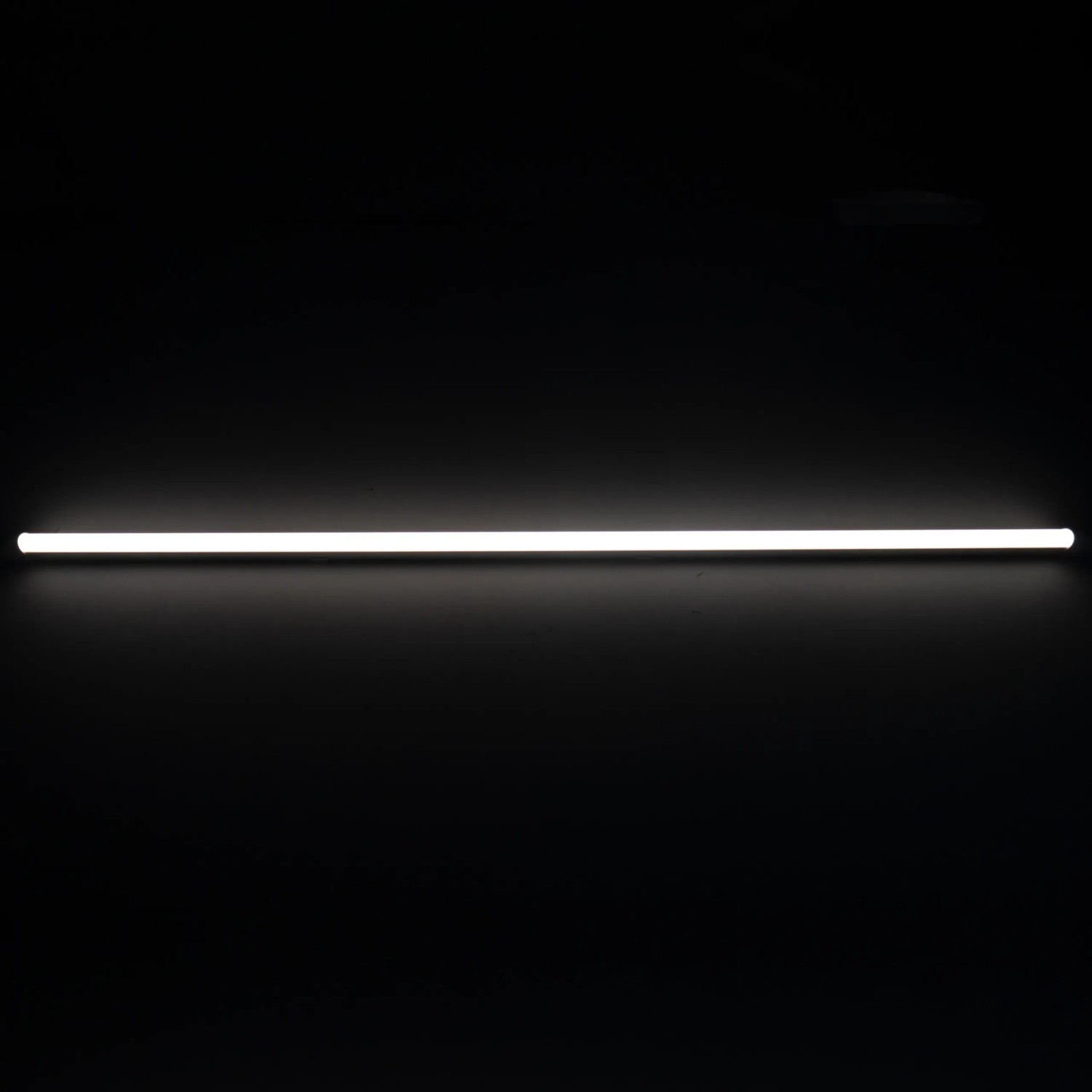 Graue LED-Feuchtraumleuchte Strip, 150 cm, mit neutralweißem Licht. Ideal für Keller, Garage und Werkstatt.