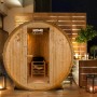 Outdoor Fasssauna Lahti aus Tannenholz, naturbelassen, mit Glastür und Saunazubehör.