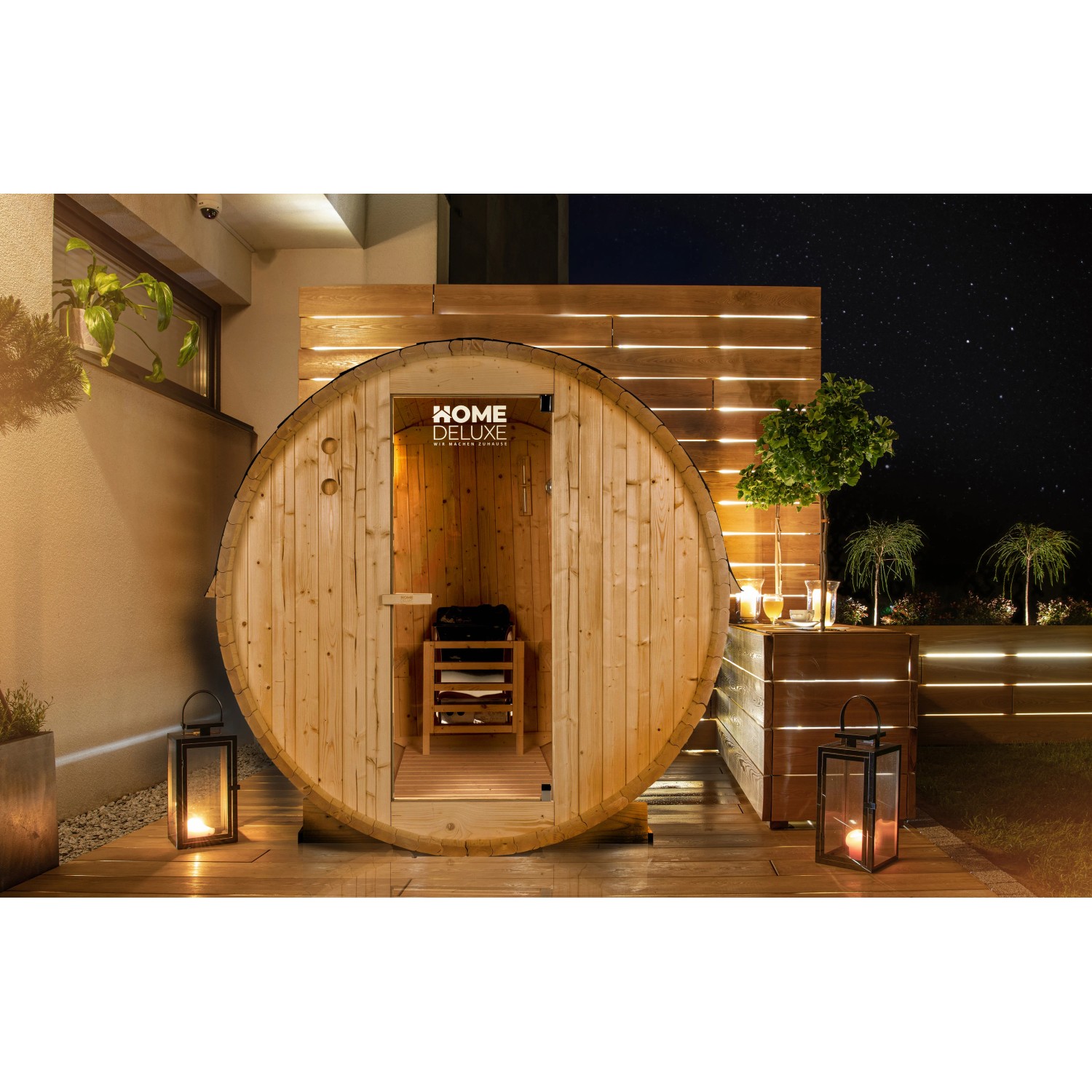 Outdoor Fasssauna Lahti aus Tannenholz, naturbelassen, mit Glastür und Saunazubehör.