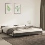 Dunkelgraues Samt-Bettgestell (200x200 cm) mit Kopfteil im Schlafzimmer.