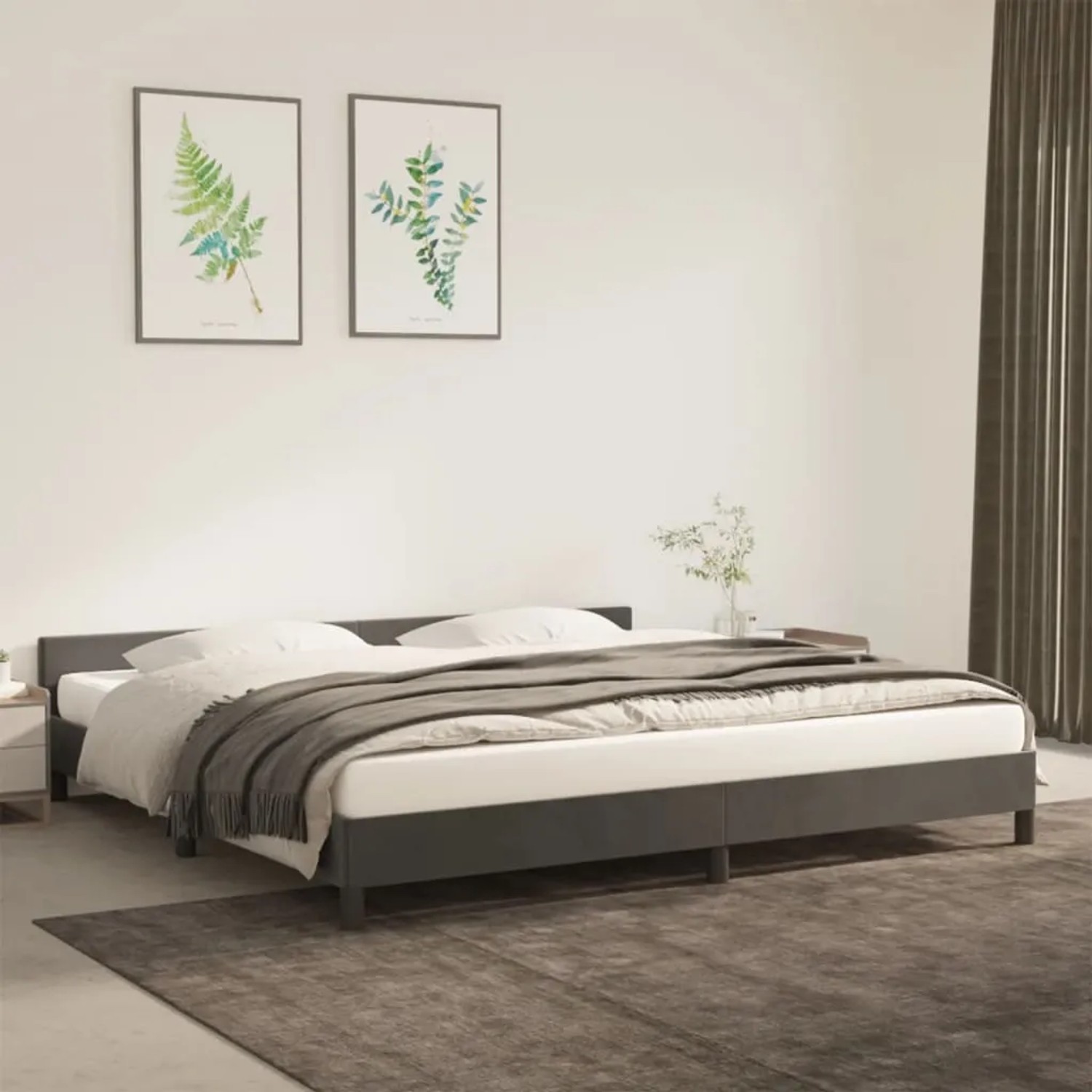 Dunkelgraues Samt-Bettgestell (200x200 cm) mit Kopfteil im Schlafzimmer.