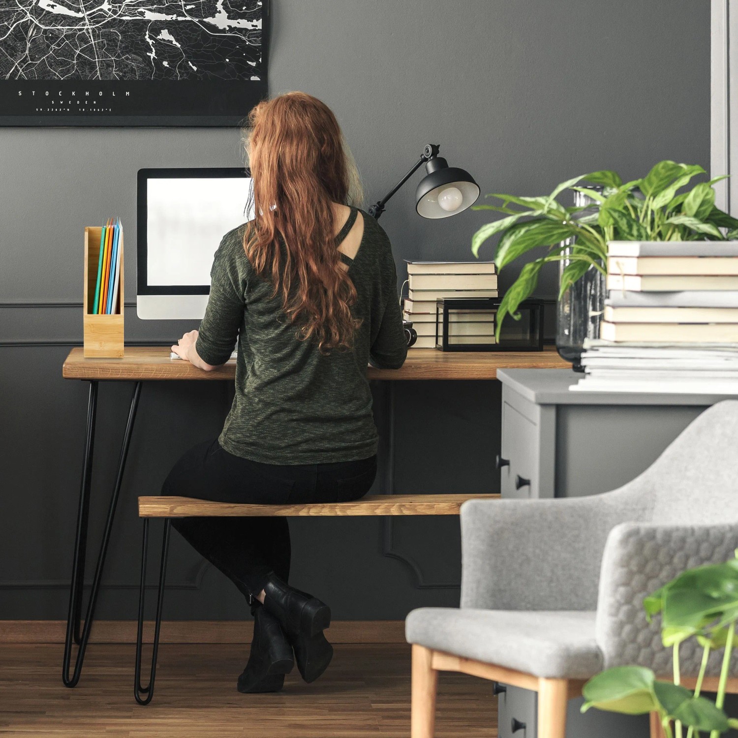 Bambus Stehsammler von Relaxdays auf Schreibtisch im Büro, gefüllt mit farbigen Heften.