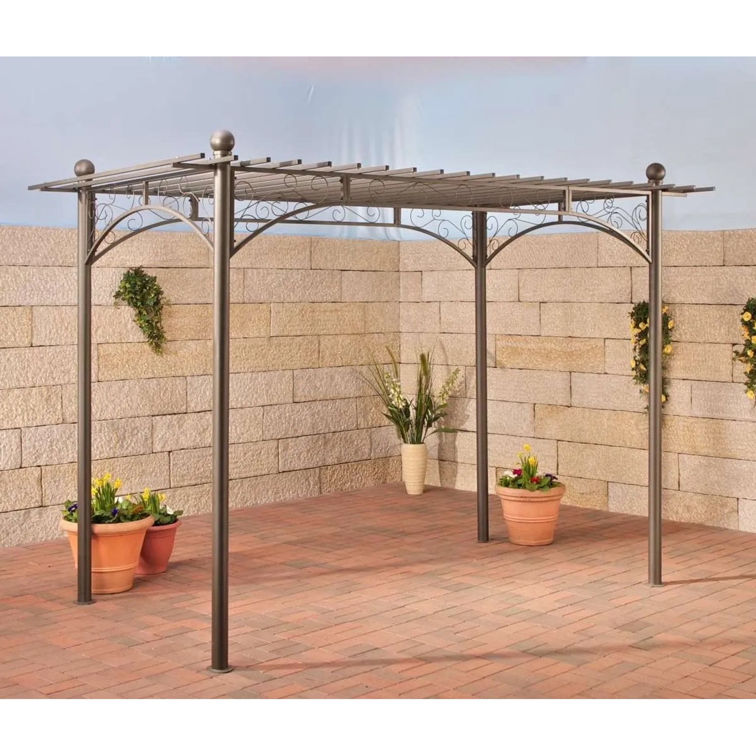 Eleganter anthrazitfarbener Metall-Rosenbogen mit Dach, Rankhilfe für Rosen. Dekorative Gartendekoration auf Terrasse.
