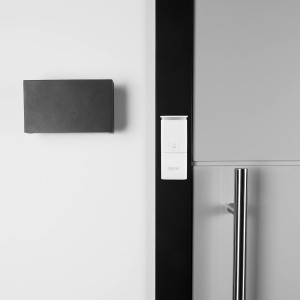 Smartwares Funkklingel mit Sprechanlage, Außen- und Inneneinheit an einer Tür montiert.