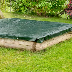 Grüne Windhager Sandkasten-Abdeckung 170x170 cm auf Holzsandkasten im Garten.