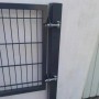 Detailaufnahme Gartentor Classic Doppeltor, anthrazit, mit Doppelstabmattenzaun und Pfosten.