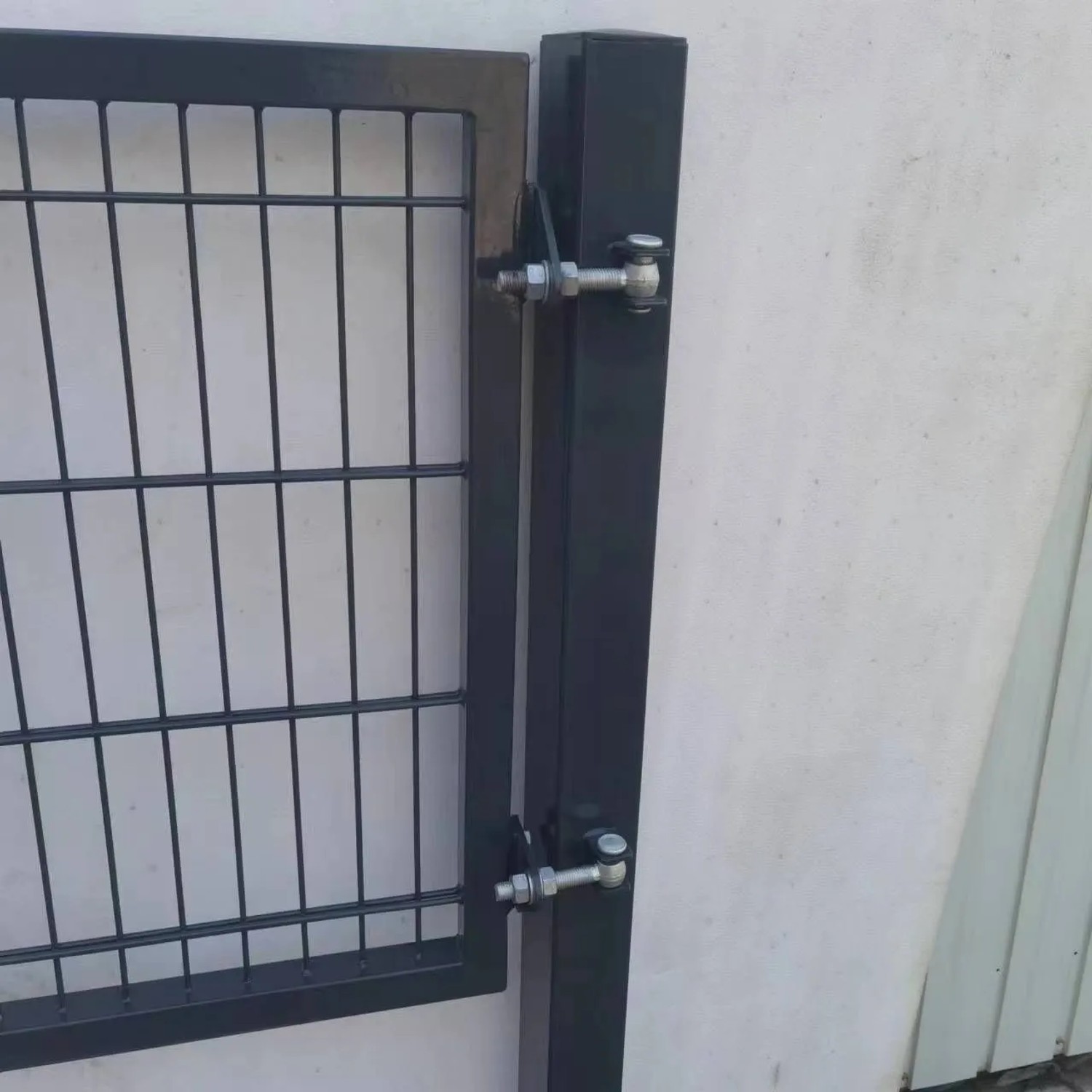 Detailaufnahme Gartentor Classic Doppeltor, anthrazit, mit Doppelstabmattenzaun und Pfosten.