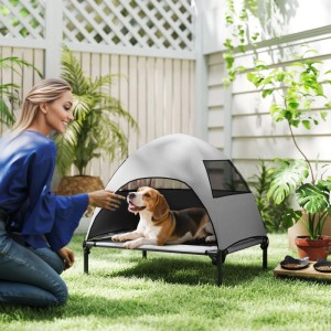 PawHut Hundebett, erhöht mit Dach, hellgrau. Hund liegt entspannt im Hundesofa im Garten.