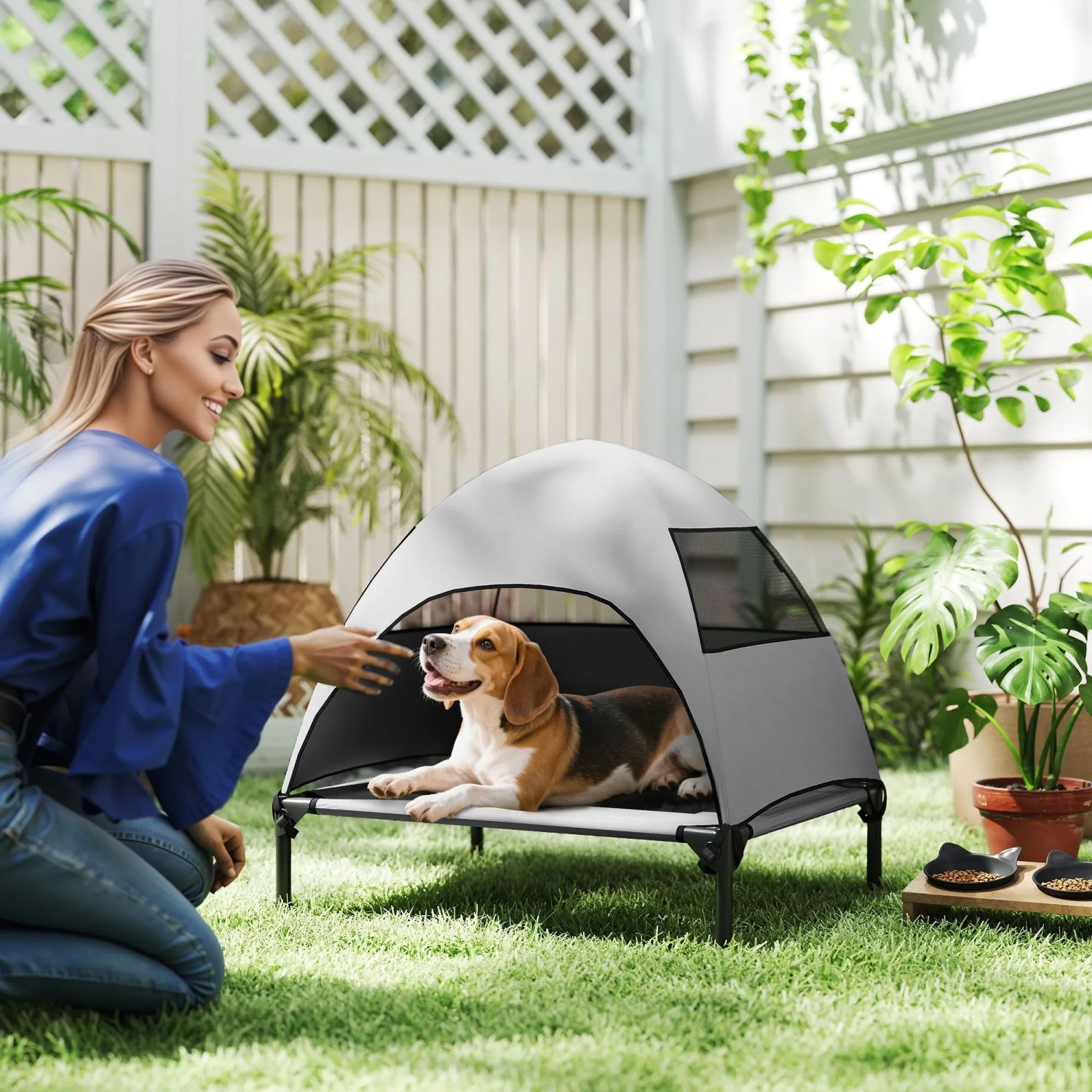 PawHut Hundebett, erhöht mit Dach, hellgrau. Hund liegt entspannt im Hundesofa im Garten.