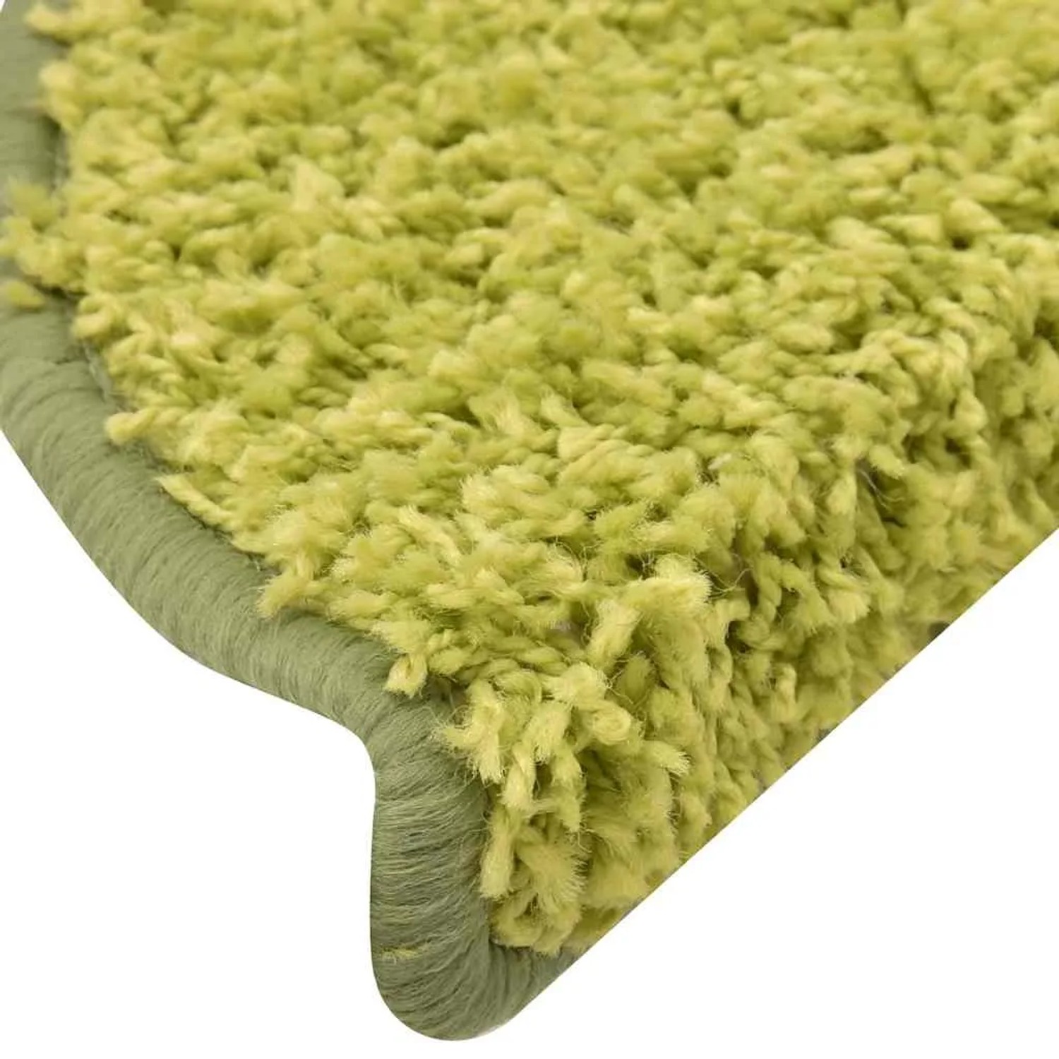 Grüne, halbrunde Stufenmatte (65x21x4 cm) aus PP-Gewebe, Detailansicht.