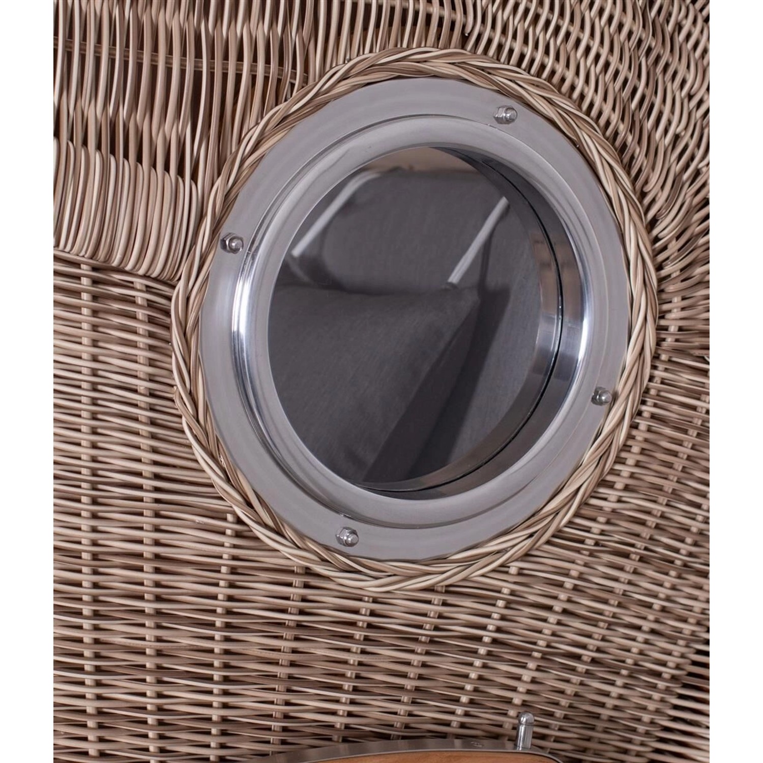 Detailaufnahme Strandkorb Ammersee Teak mit Bullauge und PE-Geflecht in Shell.