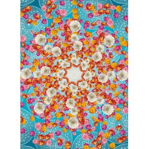 Komar Fototapete Happiness mit Blumenmuster in Weiß, Gelb, Pink und Orange auf blauem Grund.
