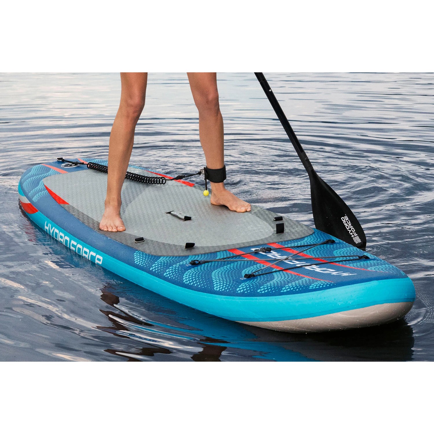 Bestway SUP Board Oceana mit Paddel und Sitz im Wasser, blaues Design.