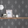 Anthrazitfarbene Barock Tapete mit silbernem Glitzer-Effekt für Wohn- und Schlafzimmer.