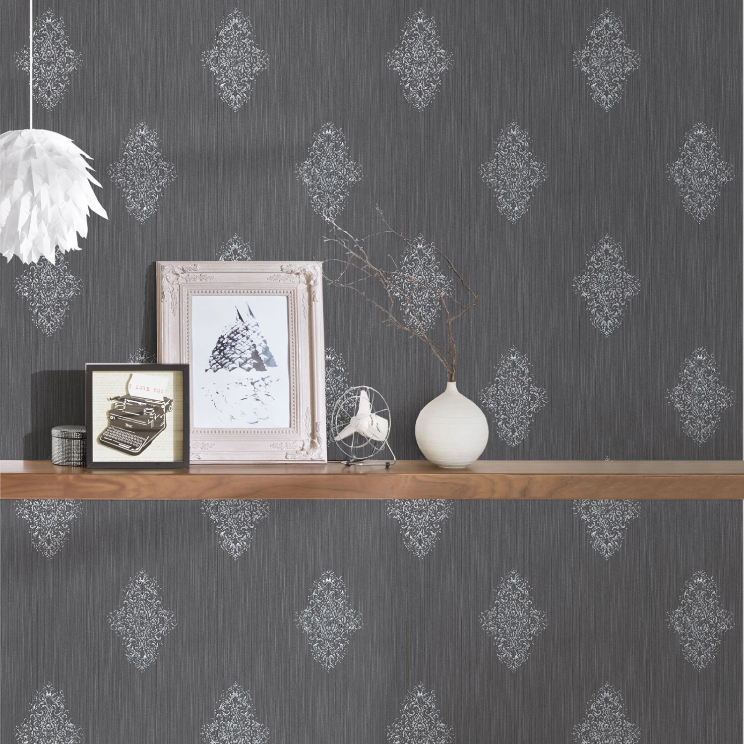 Anthrazitfarbene Barock Tapete mit silbernem Glitzer-Effekt für Wohn- und Schlafzimmer.