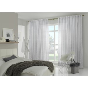 Weißer, transparenter Bennetti Schal mit Gardinenband Etamine am Fenster im Schlafzimmer.