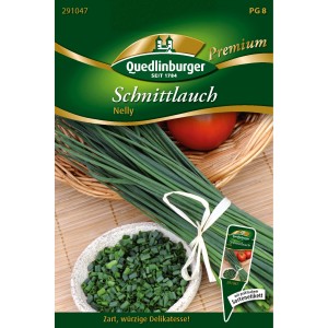 Samenpackung Quedlinburger Schnittlauch Nelly mit frischem Schnittlauch und Tomate im Hintergrund.